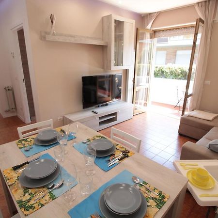 Beach House, 300 M Dal Mare, Marina Di Massa Exterior foto